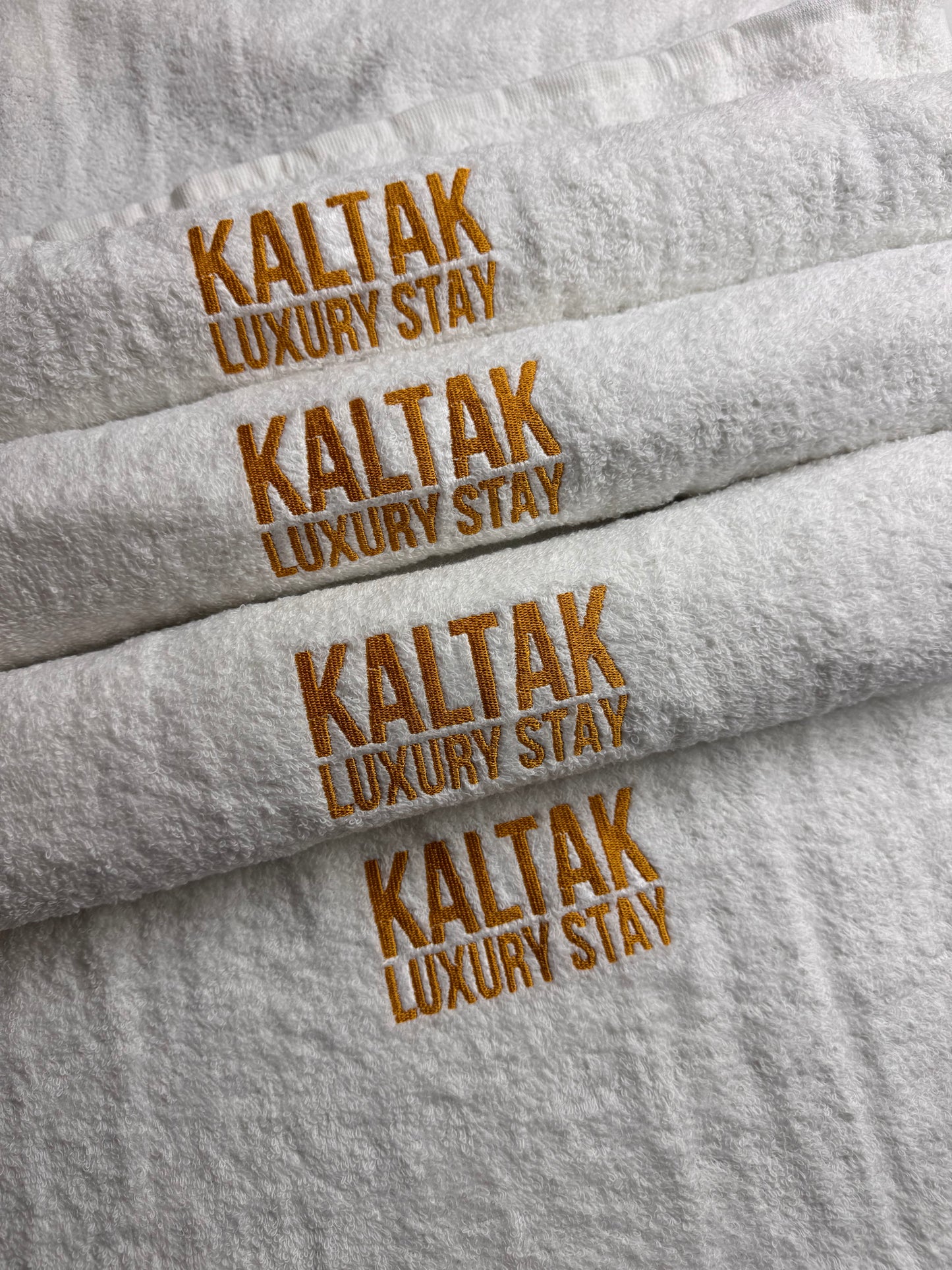 Bijeli peškir + vez po želji 💚