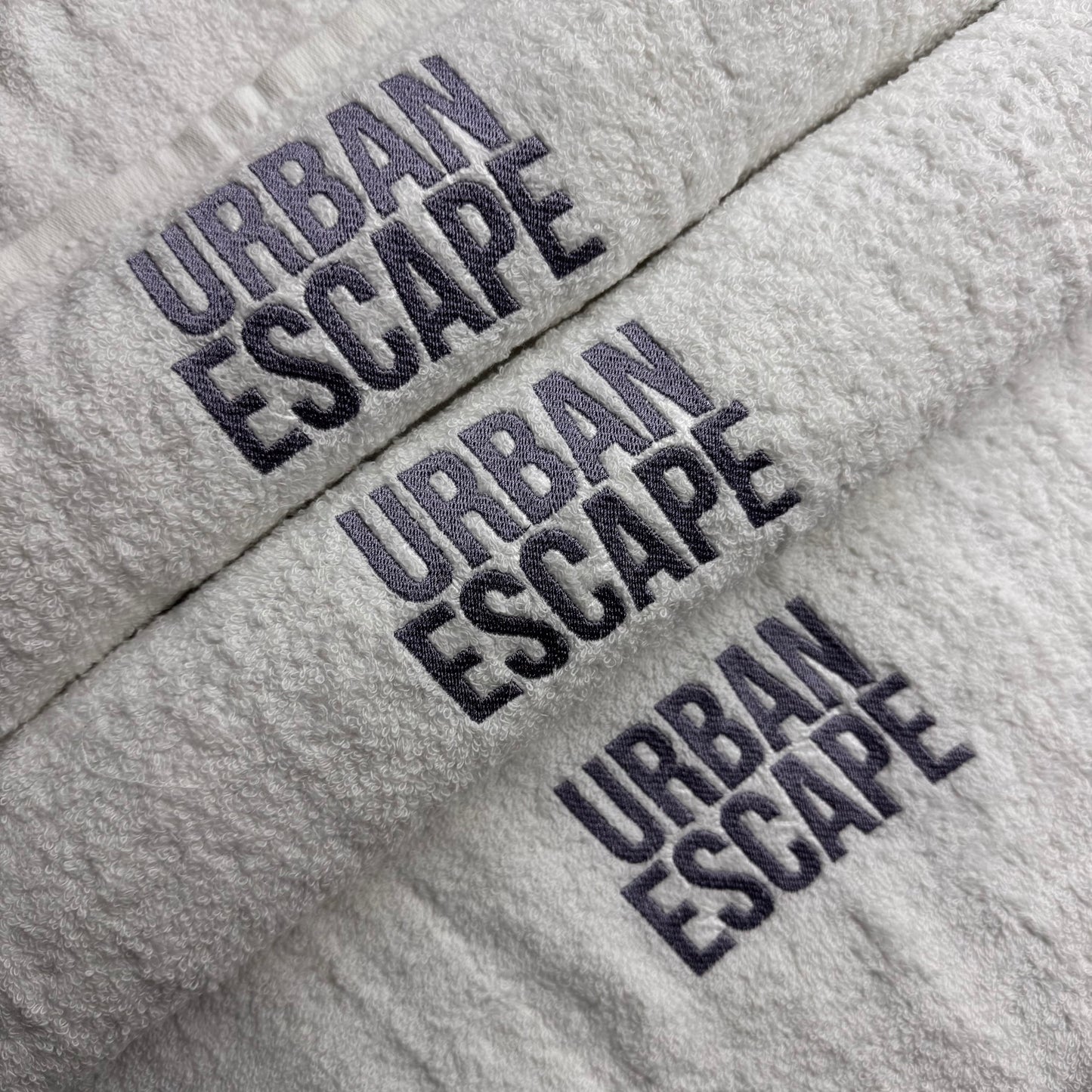 Bijeli peškir + vez po želji 💚